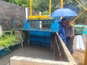 Bhabinkamtibmas Cek Rumah Pompa Air Benhil, Kesiapsiagaan Petugas Hujan Yang Melanda Jakarta