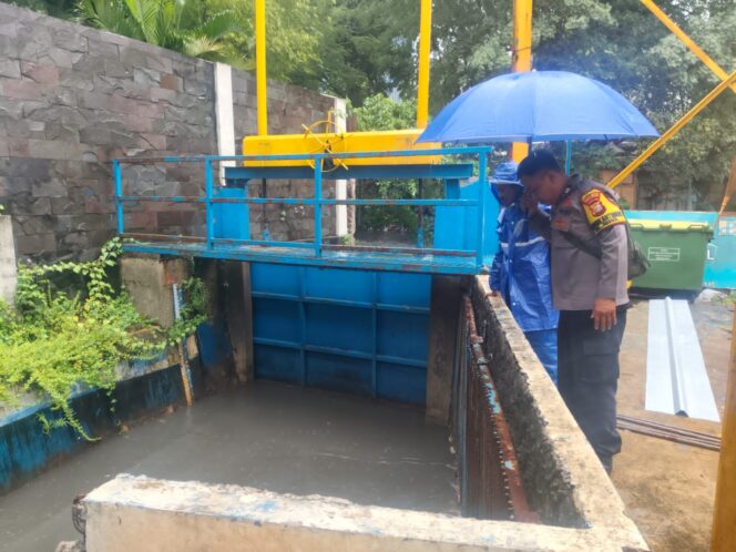 
					Bhabinkamtibmas Cek Rumah Pompa Air Benhil, Kesiapsiagaan Petugas Hujan Yang Melanda Jakarta