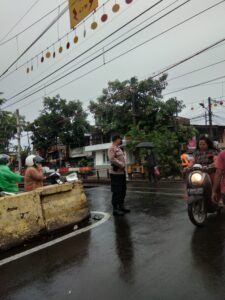 Polsek Johar Baru Gelar Pengaturan Lalin Sore di Perlintasan KA Kramat Sentiong, Antisipasi Kemacetan dan 3C