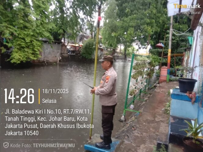 
					Kapolsubsektor Galur Cek Genangan Air Kali Sentiong, Pastikan Situasi Aman dan Terkendali