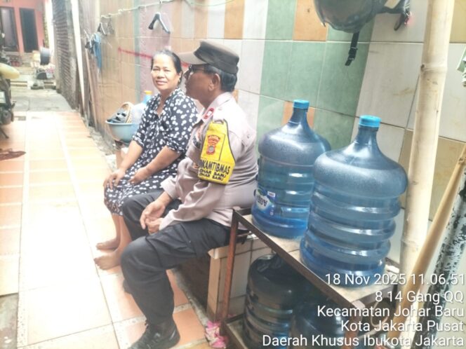 
					Bhabinkamtibmas Kelurahan Johar Baru Sambangi Korban Kejahatan, Beri Dukungan dan Imbauan Kamtibmas