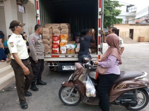 Bhabinkamtibmas Karang Anyar Dampingi Gerakan Pangan Murah untuk Warga