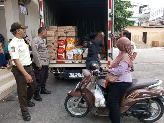 
					Bhabinkamtibmas Karang Anyar Dampingi Gerakan Pangan Murah untuk Warga