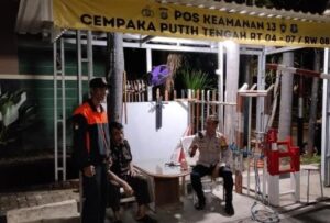 Polsek Cempaka Putih Tingkatkan Patroli Dialogis, Bhabinkamtibmas Sambangi Pos Kamling
