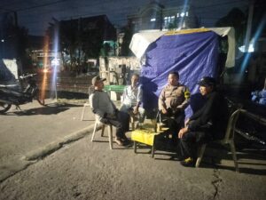 Bhabinkamtibmas Duri Pulo Sambangi Satkamling, Warga Kompak Jaga Keamanan Lingkungan