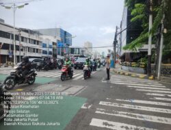 Aipda Irvan Ahmad Atur Arus Pagi di TL Kesehatan, Warga Petojo Utara Terbantu Mobilitasnya