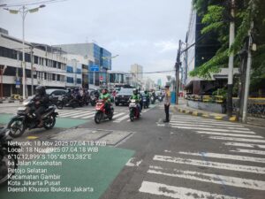 Aipda Irvan Ahmad Atur Arus Pagi di TL Kesehatan, Warga Petojo Utara Terbantu Mobilitasnya