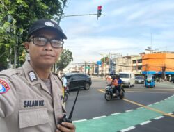 Pengaturan Lalu Lintas Pagi di TL Caringin, Bripka Salam NZ Hadir Menyapa Warga dan Menjaga Kelancaran Mobilitas