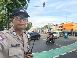 Pengaturan Lalu Lintas Pagi di TL Caringin, Bripka Salam NZ Hadir Menyapa Warga dan Menjaga Kelancaran Mobilitas