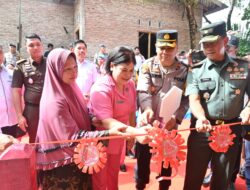 Polres Labusel Serahkan Kunci Bedah Rumah untuk Ibu Ariani, Bukti Kepedulian Polri bagi Warga Kurang Mampu