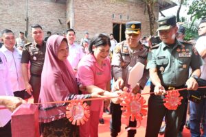 Polres Labusel Serahkan Kunci Bedah Rumah untuk Ibu Ariani, Bukti Kepedulian Polri bagi Warga Kurang Mampu
