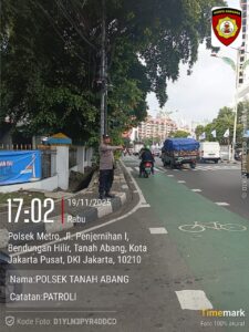 Petugas Polri Gencarkan Pengaturan Lalu Lintas di TL Penjernihan Raya Saat Jam Sibuk