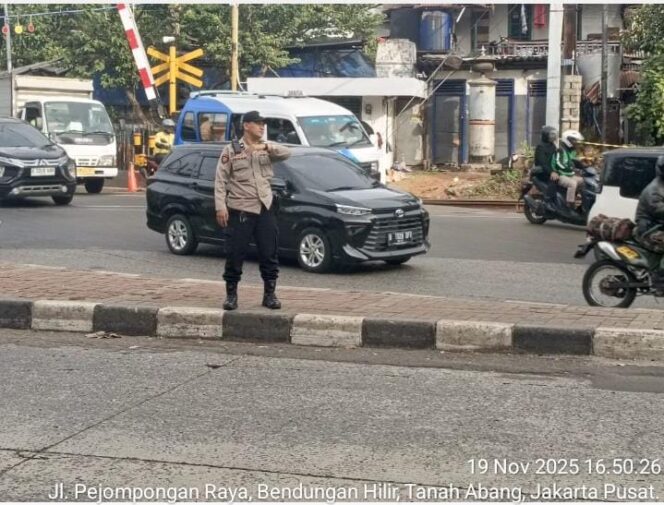 
					Jam Sibuk Sore, Polsek Metro Tanah Abang Fokus Atur Arus Kendaraan di TL. Pejompongan