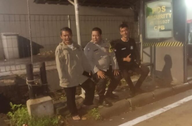 
					Bhabinkamtibmas Cempaka Putih Barat Patroli dan Sambang Pos Kamling, Warga Diimbau Tingkatkan Kewaspadaan