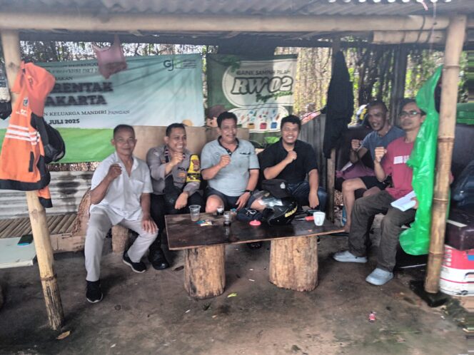 
					Bhabinkamtibmas Pegangsaan Ajak Warga Jalan Borobudur Perkuat Kamtibmas Cegah Kejahatan