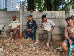 Jalin Kemitraan, Bhabinkamtibmas Bersama Satpol PP Kunjungi Warga RW 05 Kebon Melati