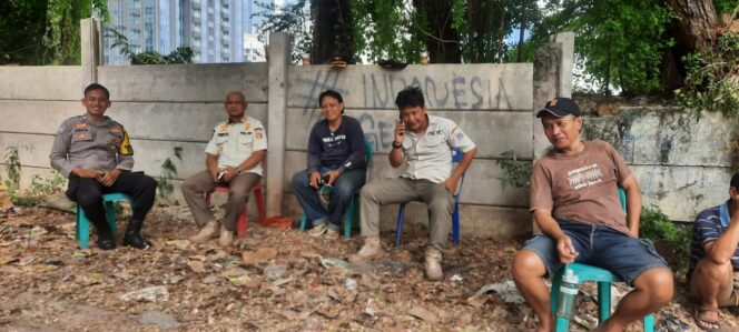 
					Jalin Kemitraan, Bhabinkamtibmas Bersama Satpol PP Kunjungi Warga RW 05 Kebon Melati
