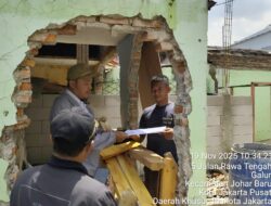 Polsek Johar Baru Dampingi Penyegelan Bangunan oleh Sudin Cipta Karya, Pastikan Proses Berjalan Lancar