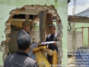 Polsek Johar Baru Dampingi Penyegelan Bangunan oleh Sudin Cipta Karya, Pastikan Proses Berjalan Lancar