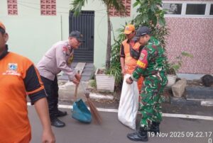 Tertibkan PKL dan Bangunan Liar, Tiga Pilar Johar Baru Gelar “Rabu Tertib” di RW 09