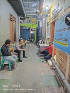 Bhabinkamtibmas Kampung Rawa Patroli Jalan Kaki dan Sambang Pos Satkamling RW 06