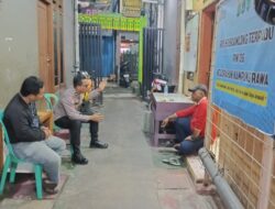 Bhabinkamtibmas Kampung Rawa Patroli Jalan Kaki dan Sambang Pos Satkamling RW 06