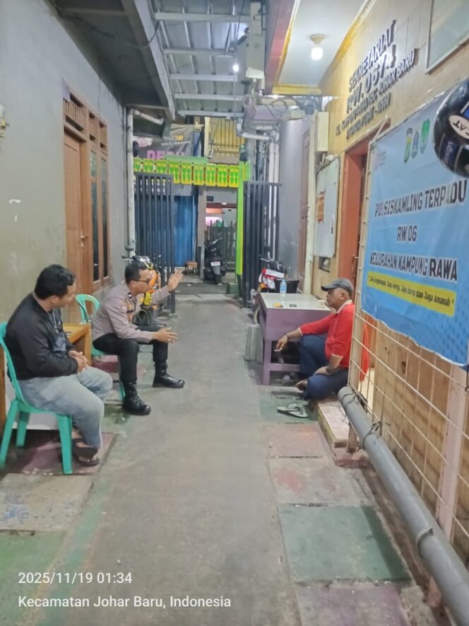 
					Bhabinkamtibmas Kampung Rawa Patroli Jalan Kaki dan Sambang Pos Satkamling RW 06