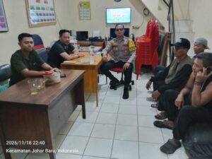 Perkuat Kamtibmas Malam Hari Bhabinkamtibmas Kampung Rawa Sambangi Pos Satkamling RW05