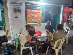 Bhabinkamtibmas dan Warga RW 003 Bahas Kewaspadaan Curanmor di Pos Satkamling Sumur Batu
