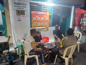 Bhabinkamtibmas dan Warga RW 003 Bahas Kewaspadaan Curanmor di Pos Satkamling Sumur Batu
