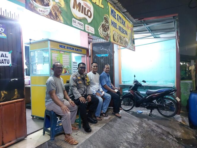 
					Bhabinkamtibmas Sambangi Ketua RT dan Keamanan RW Bahas Situasi Kamtibmas Sumur Batu