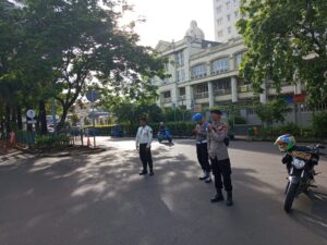 Antisipasi Jam Sibuk, Personel Polsek Kemayoran Kawal Arus Pagi di Jalan Casa