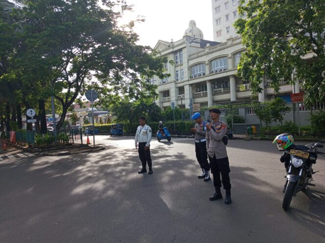 
					Antisipasi Jam Sibuk, Personel Polsek Kemayoran Kawal Arus Pagi di Jalan Casa