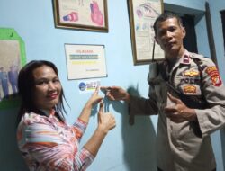 Polisi Edukasi Warga Harapan Mulia melalui Patroli Malam dan Stiker Sahabat Patroli Polisi