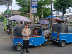 Polsek Kemayoran Amankan Arus Pagi di Stasiun Kemayoran, Warga Apresiasi Kehadiran Polisi