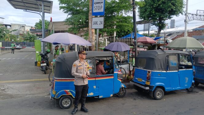 
					Polsek Kemayoran Amankan Arus Pagi di Stasiun Kemayoran, Warga Apresiasi Kehadiran Polisi