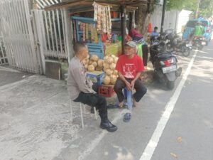 Bhabinkamtibmas Petojo Utara Intensif Sambang Warga, Ajak Tingkatkan Kewaspadaan dan Deteksi Dini Kamtibmas