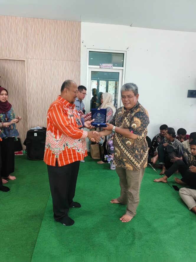 
					Lepas Sambut Pejabat Kelurahan Petojo Selatan, Bhabinkamtibmas Ajak Perkuat Sinergi Kamtibmas