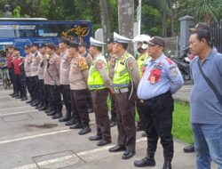 Polsek Metro Menteng Gelar Apel Pengamanan Komunitas Ojol di Tugu Proklamasi