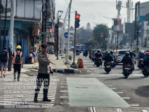 Pelayanan Lalu Lintas Pagi di TL Kesehatan, Arus Kendaraan Ramai Lancar