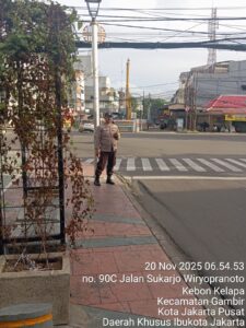 Polsek Metro Gambir Lakukan Pelayanan Lalin Pagi di TL Pecenongan, Arus Kendaraan Terpantau Lancar