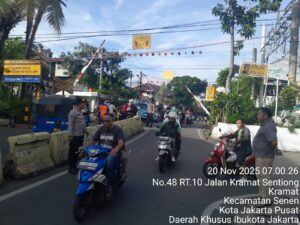 Polsek Johar Baru Kawal Arus Pagi dan Cegah Kejahatan di Perlintasan KA Kramat Sentiong