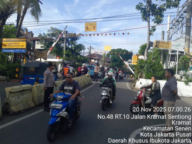 
					Polsek Johar Baru Kawal Arus Pagi dan Cegah Kejahatan di Perlintasan KA Kramat Sentiong