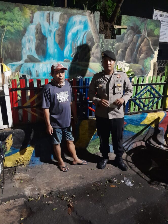 
					Unit Samapta Polsek Johar Baru Patroli Jalan Kaki, Jaga Keamanan Warga Dini Hari