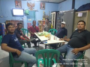 Sambangi Pos Kamling RW 05, Bhabinkamtibmas Galur Ajak Warga Perkuat Deteksi Dini Kamtibmas