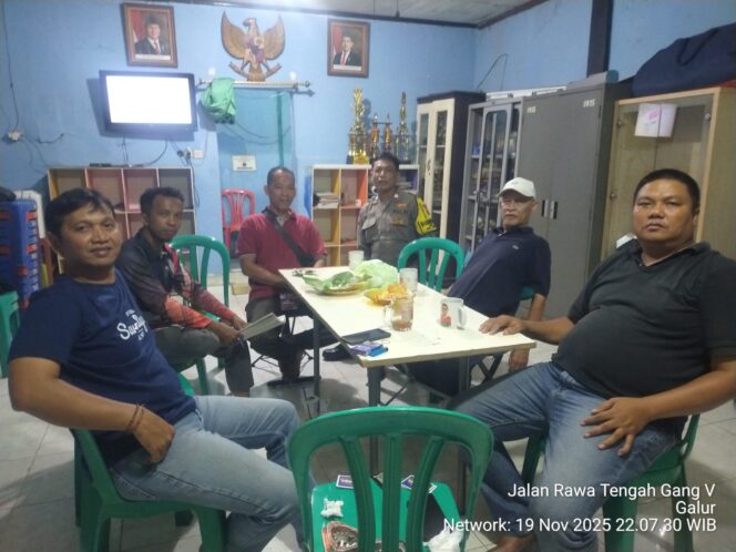 
					Sambangi Pos Kamling RW 05, Bhabinkamtibmas Galur Ajak Warga Perkuat Deteksi Dini Kamtibmas