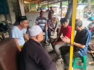 Polisi Gencarkan Patroli Lingkungan Bersama Ketua RW 06 Benhil, Ingatkan Pedagang UMKM dan Warga Jaga Kamtibmas