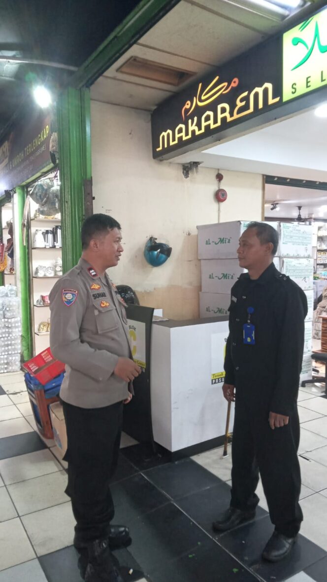 
					Bhabinkamtibmas Kebon Kacang Sambangi Pasar Blok C, Imbau Petugas Keamanan Tetap Lakukan Patroli