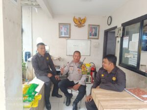 Sambang Bhabinkamtibmas Pasar Baru Di Area Publik PT Pos Indonesia