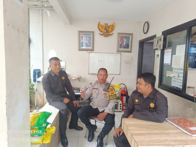 
					Sambang Bhabinkamtibmas Pasar Baru Di Area Publik PT Pos Indonesia